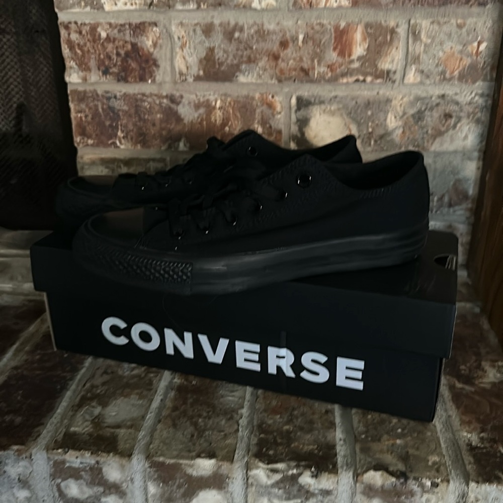 New in box low top black monochrome converse sz 6.5 mends // 8.5 women’s